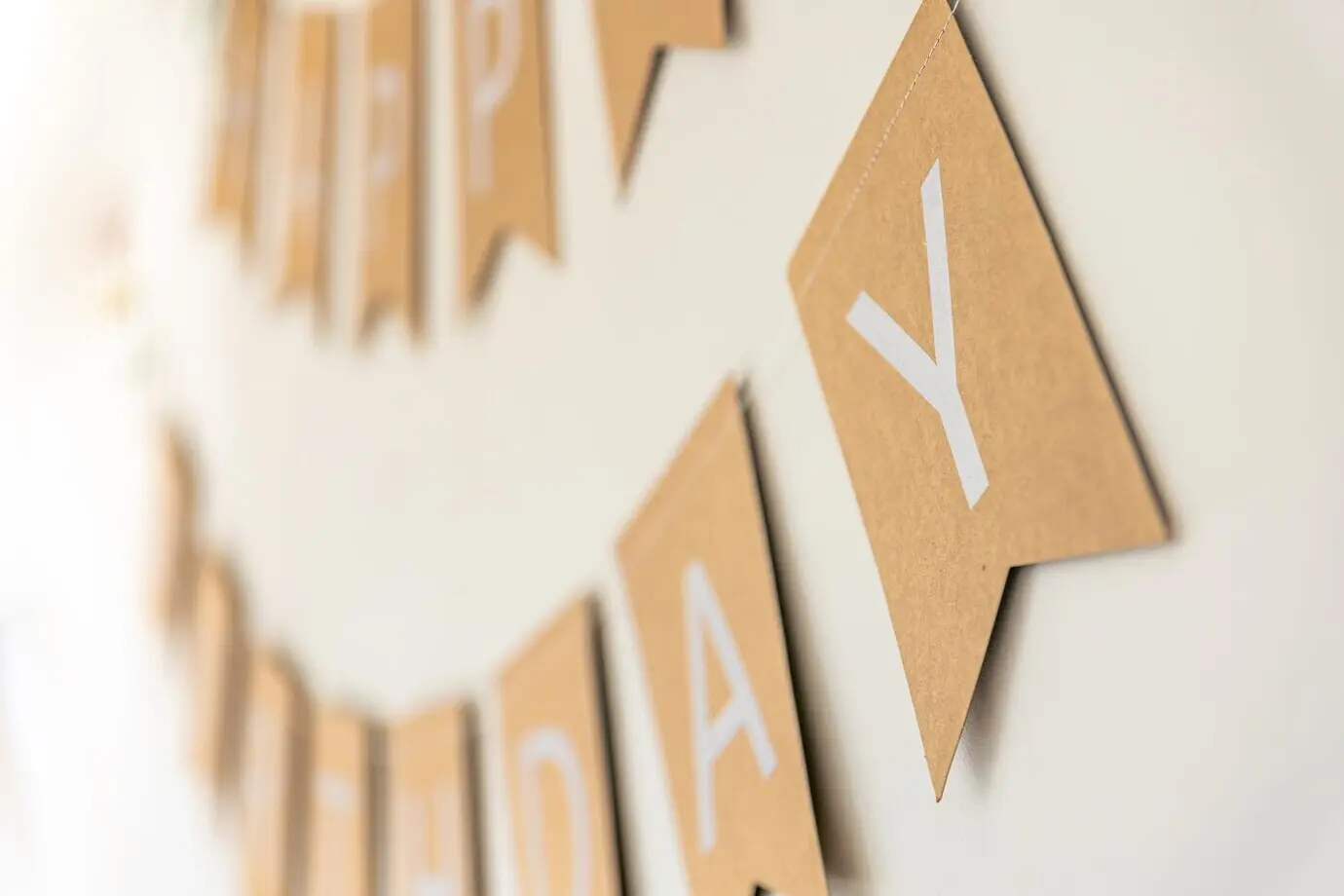 Geburtstagsschriftzug an der Wand, Nahaufnahme, Geburtstagskonzept.