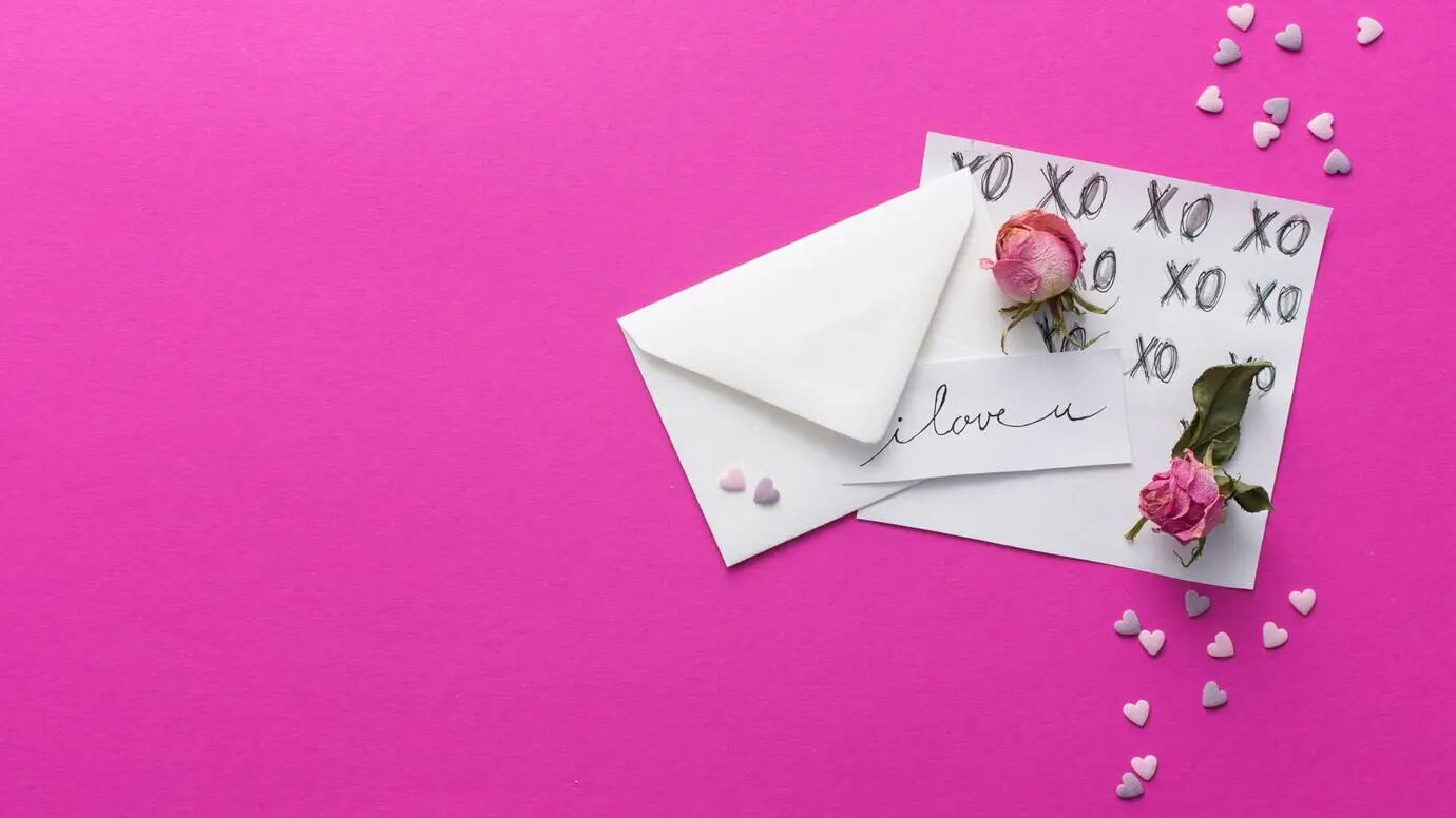 Umschlag neben einem Blatt mit Überschrift und Blüten.