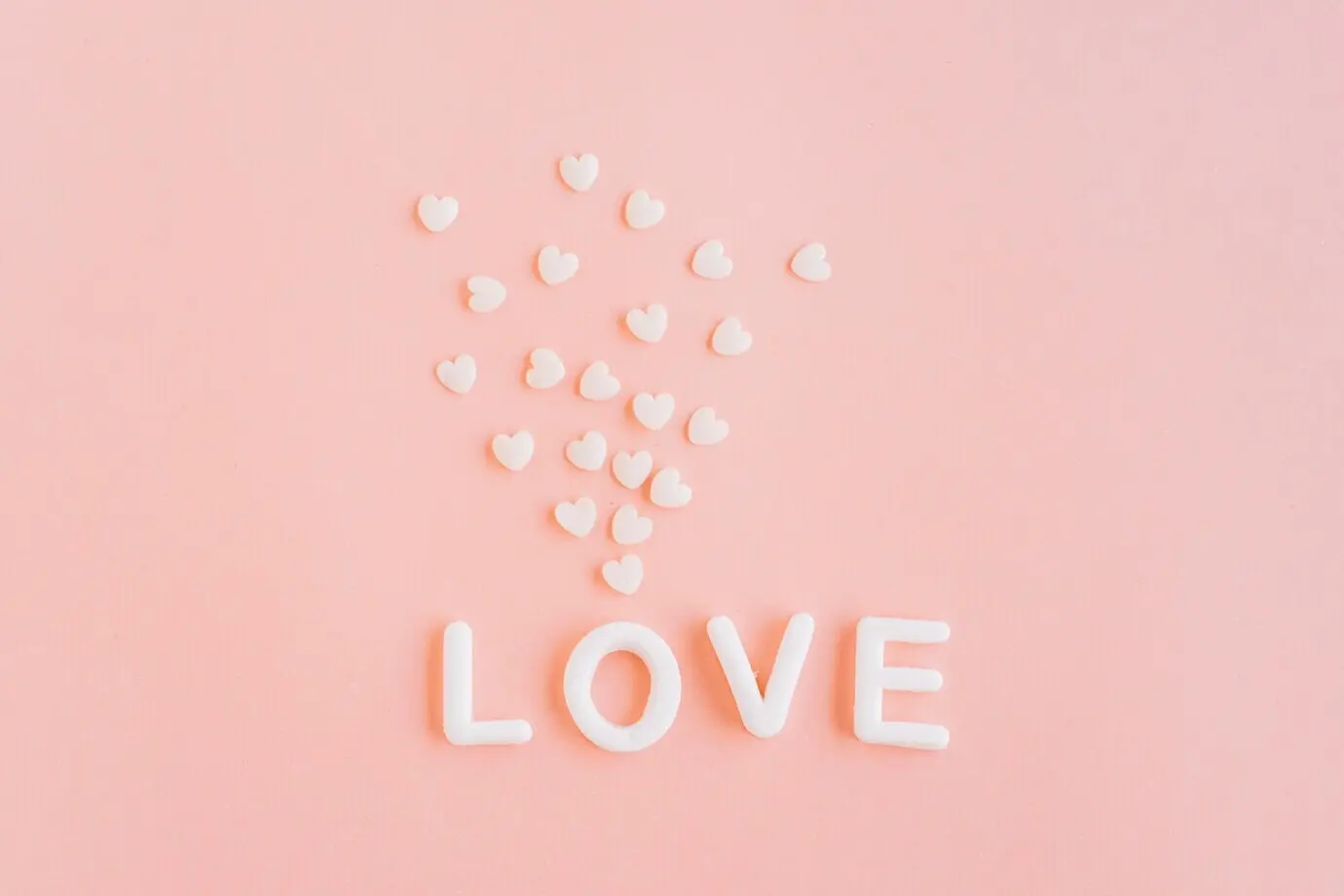Schriftzug „Love“ mit kleinen Herzen.