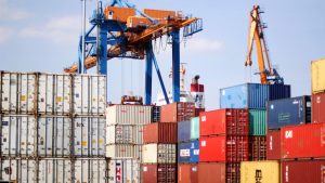Bộ Công Thương đang đề xuất giảm phí lưu container, lưu kho, lưu bãi cho hàng hóa ở cảng biển