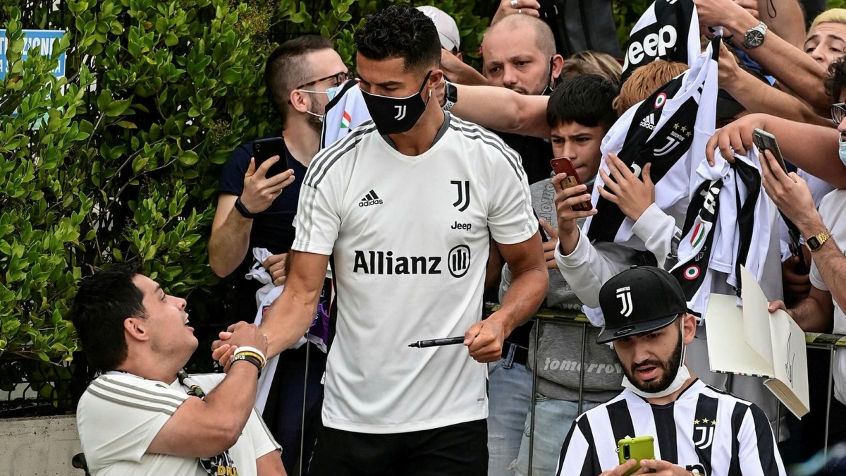 Ronaldo trở lại Juventus và chụp ảnh với CĐV
